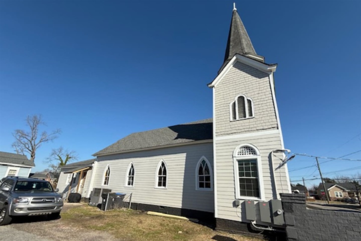 Historic church home with white siding, iconic steeple, and classic Southern charm. Located minutes from Downtown Augusta, Augusta University, the Medical District, and the Riverwalk. Plenty of parking available for guest use.