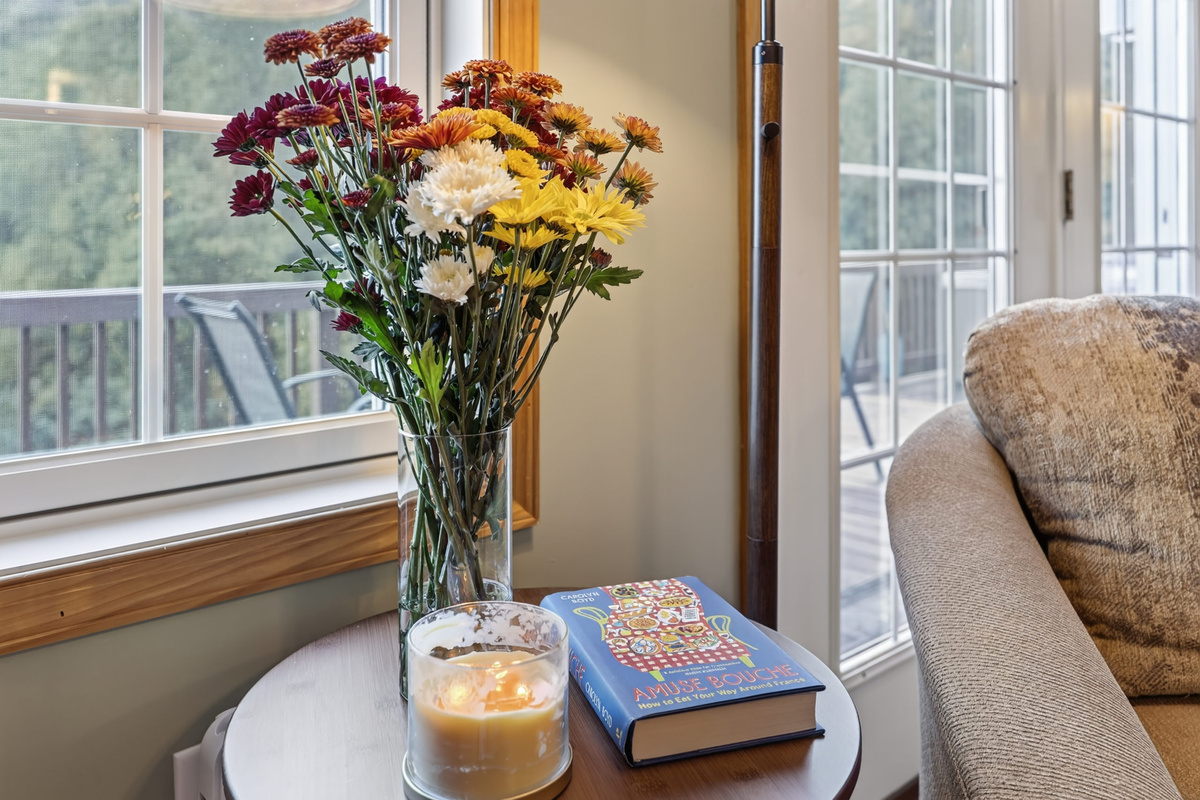 Lots of side tables and lamps for enjoying a beverage, or reading.