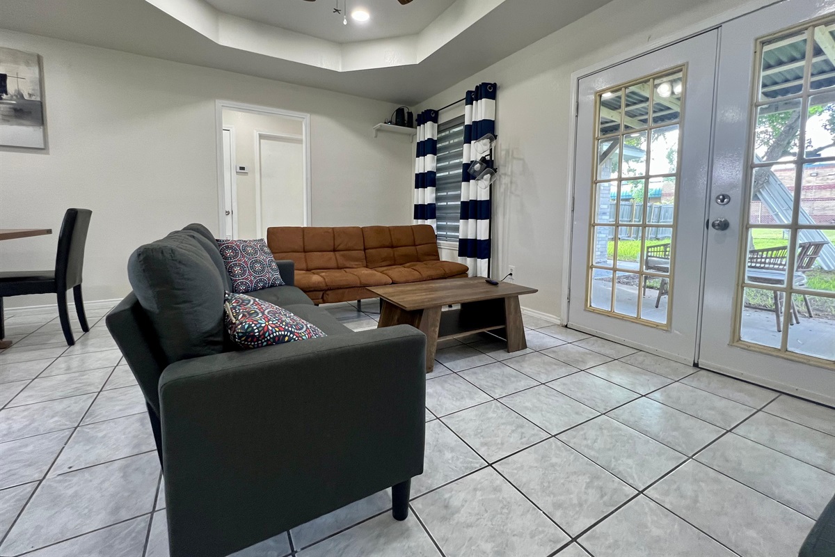 Comfortable living room - Smart TV!