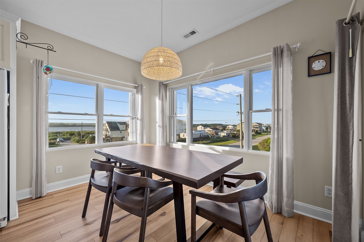 Dinner is served – enjoy delicious meals with style, comfort, and coastal vibes