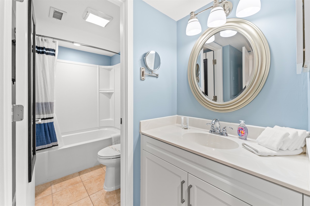 2nd Bathroom with tub/shower