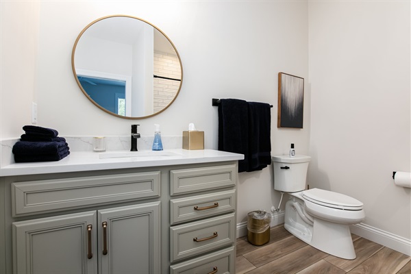 Main House Upstairs Queen Bathroom