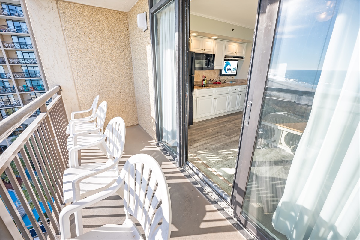 Living Room with Stunning Views🌊☀️