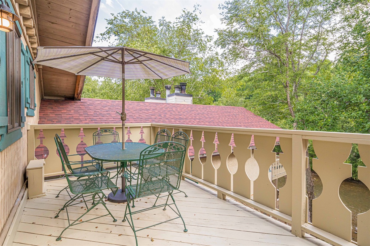 Spacious Deck with Outdoor Dining