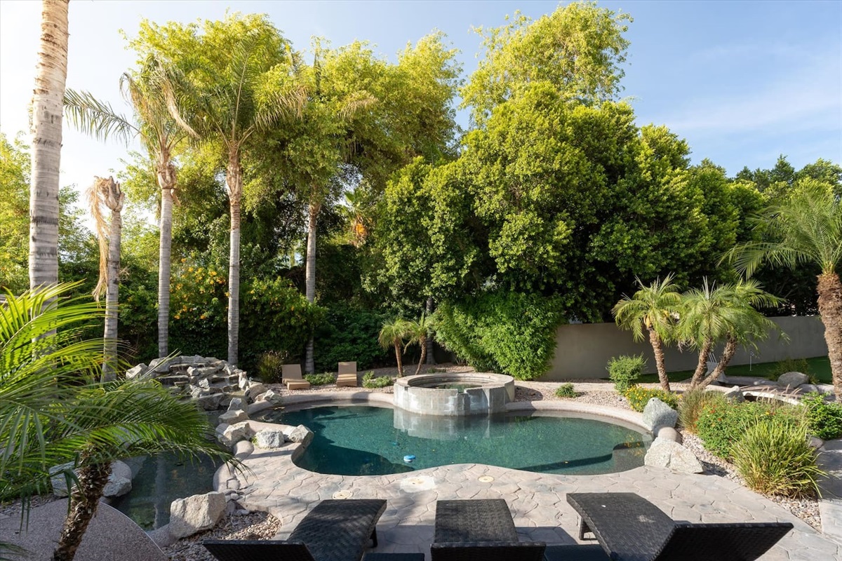7BR+ Bonus Room Phoenician Mansion w/ Hot Tub&Pool-Heat Avail! — 7BR+Bonus Room Phoenician Estate • Heated Pool + Hot Tub, Phoenix, Arizona — photo 7