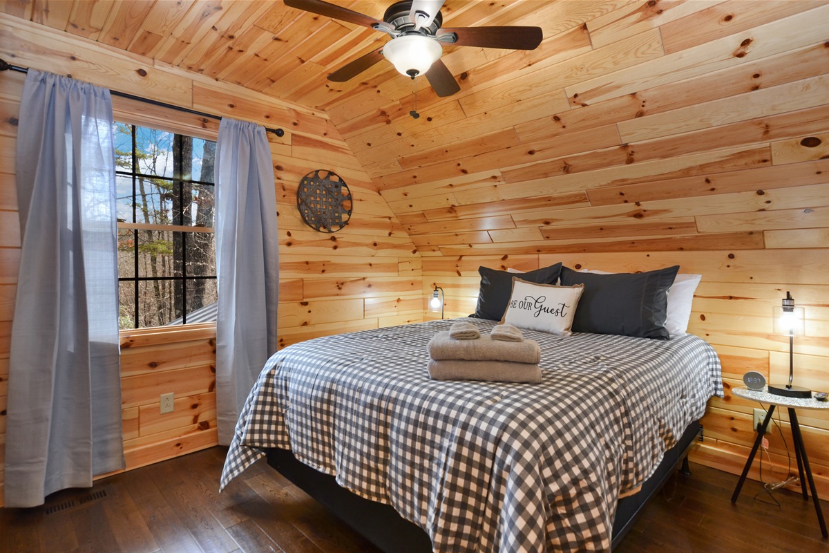 Guest bedroom- queen bed