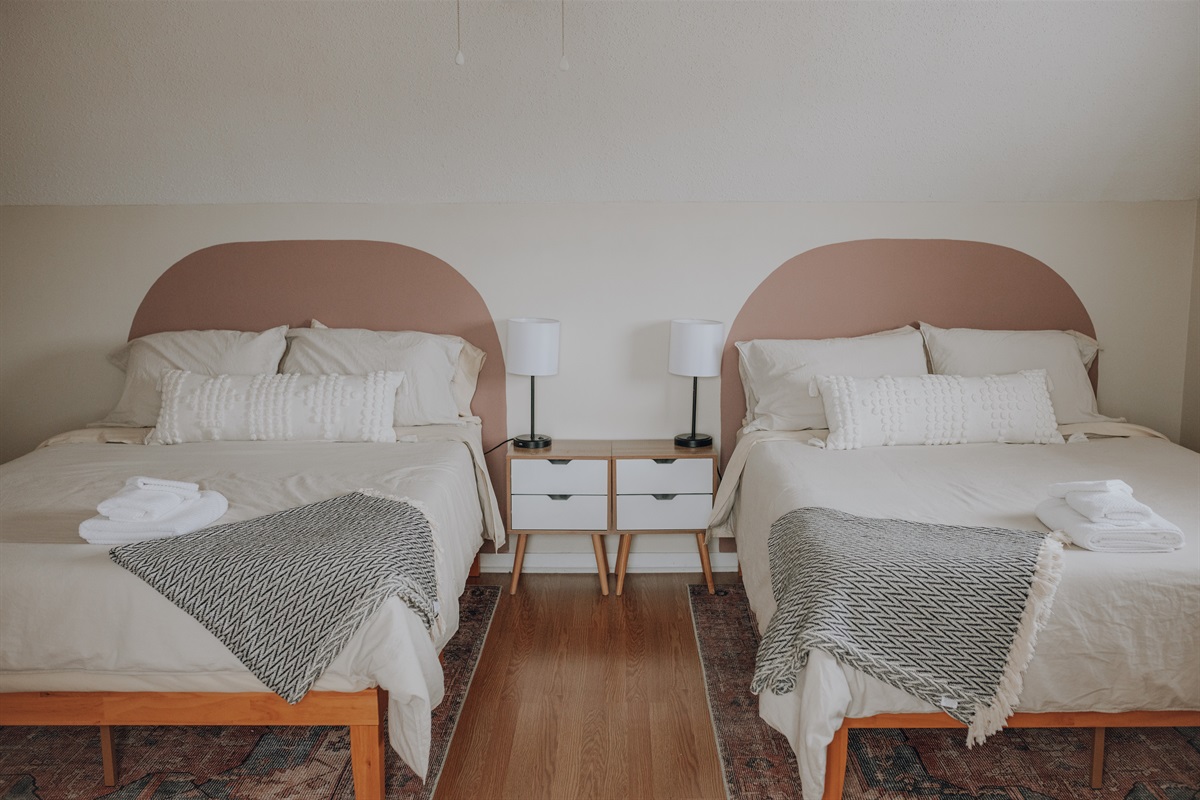 2 Queen bedroom- upstairs