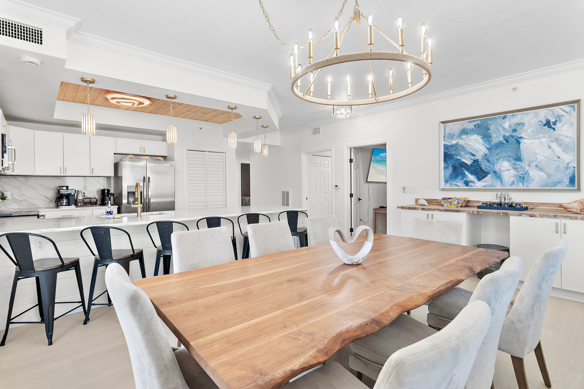 Dining Room with Wet Bar and Mini Fridge