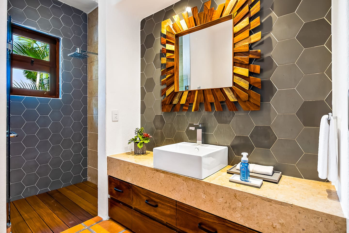 Suite 7 Bathroom (additional view)