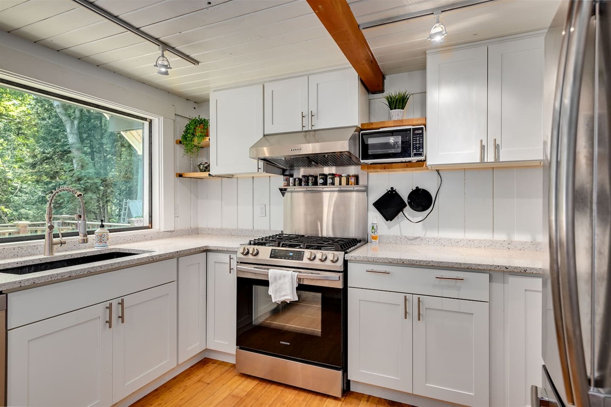 A gas stove for the chef de cuisine. But there is also a microwave for a quick warm up.