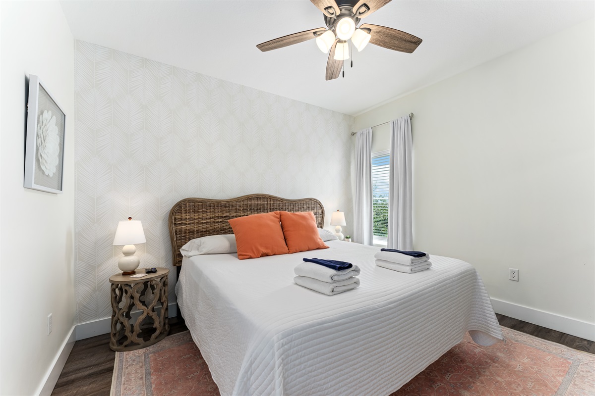 Master suite w/ new king mattress & ceiling fan. Mexico Beach, FL