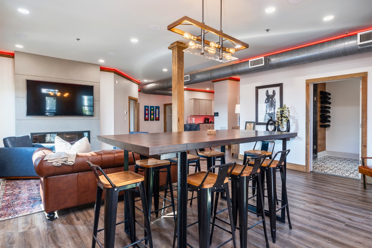 [Dining Table] The Dining Area is Adjacent to the Living Room with Chic Decor