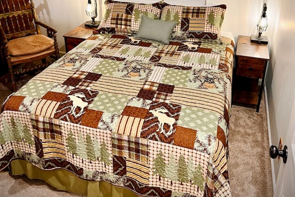 Moose Meadows sleeps 2 with a comfortable queen size bed.  It is on the 2nd floor.