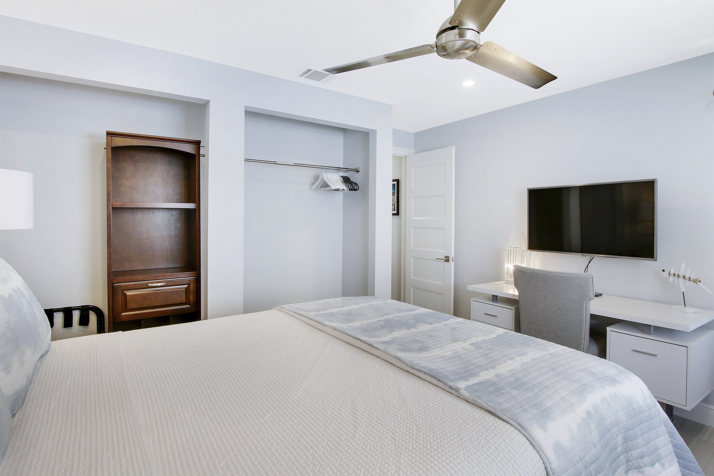 Queen bedroom, private workspace