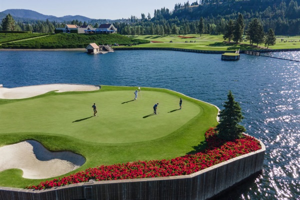 Tee off at the world famous Floating Green ⛳️
8 golf courses within 30 minutes of Whispering Pines.