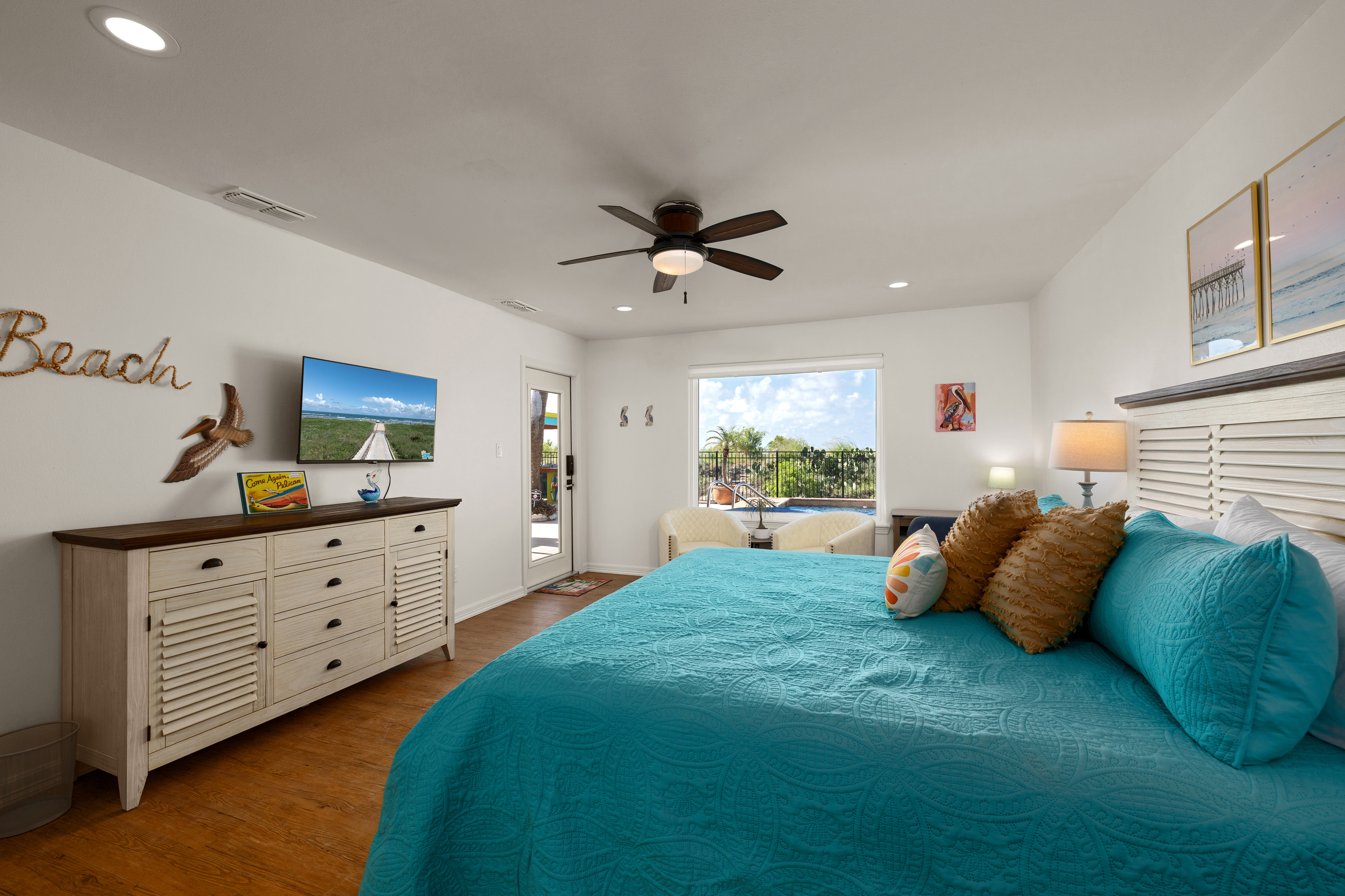 Pelican Room / King Bed / Pool View / Seating area / Luxury ensuite