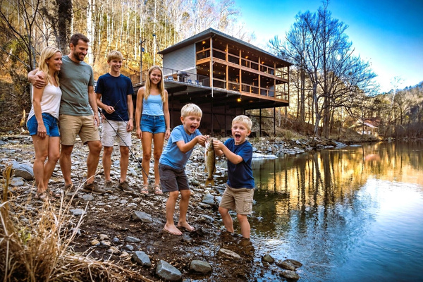 Our cabin might be THE ONLY Upscale WATERFRONT property perched right ABOVE the famous Little Pigeon River in Gatlinburg, TN - where the sound of the river stream is your daily soundtrack. Make this one-of-a-kind stay yours.