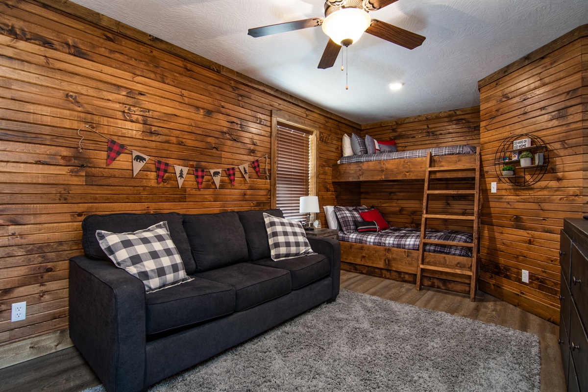 Full size lower bunk, with twin above. There is also a sleeper sofa in the room