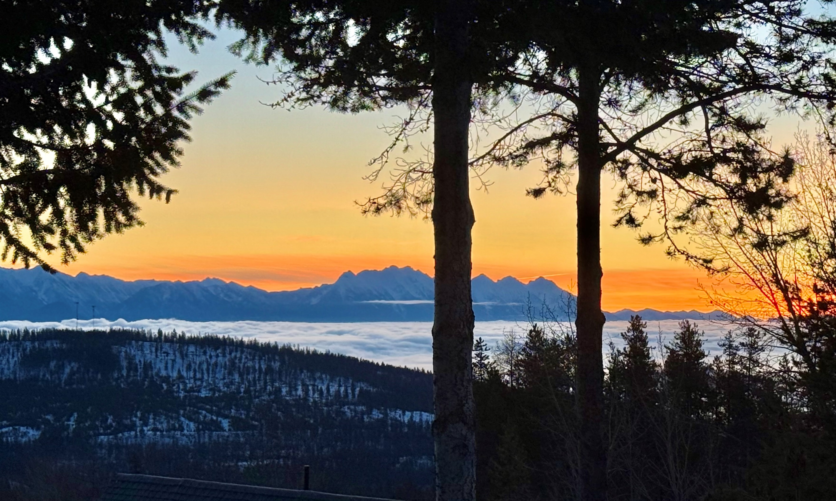 2 Townhouses located in the same complex. Both with their own living room and 78" TV, gas fireplace and comfortable furniture.  Both with breathtaking east-facing view from the private deck overlooking the Rocky Mountain range during a golden sunrise.