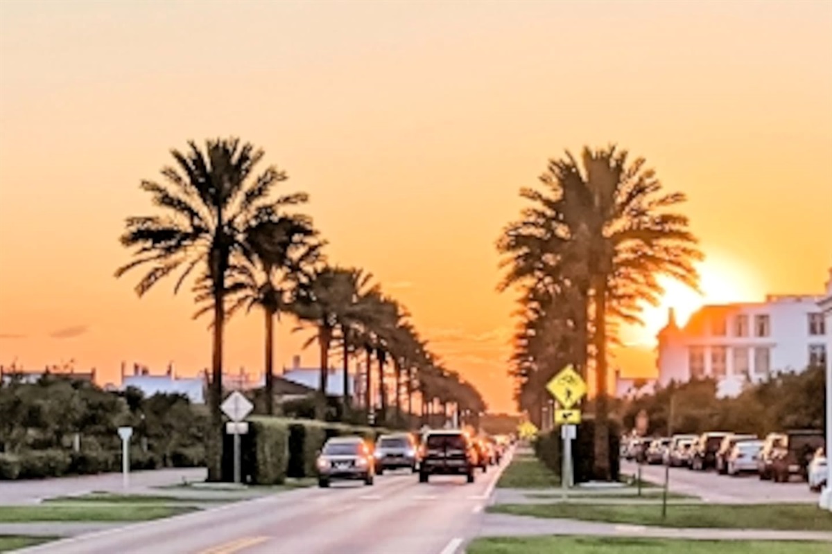 Want a change of scenery within a few minutes? Alys Beach is only a 3 min walk.  More restaurants, lounges, wine bar, shopping & more! Watch the beautiful sunset on the patio.  Rent bikes & ride around town.  The area is bike friendly w/ sidewalks. 