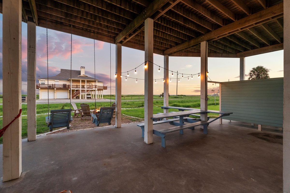 4d2b3650d57445b9a67a645734dbf6cc Large | Beachhouse | Texas | TX | Vacation Homes | Galveston | Crystal Beach | Kokomo | Breezy Days | Beachfront Elegance | Sunrise Serenity | Southern Sands Property Management, LLC