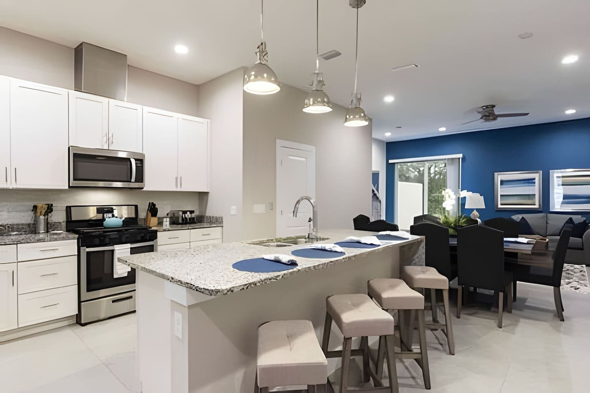 Modern kitchen with breakfast bar for 4, and all essentials. 