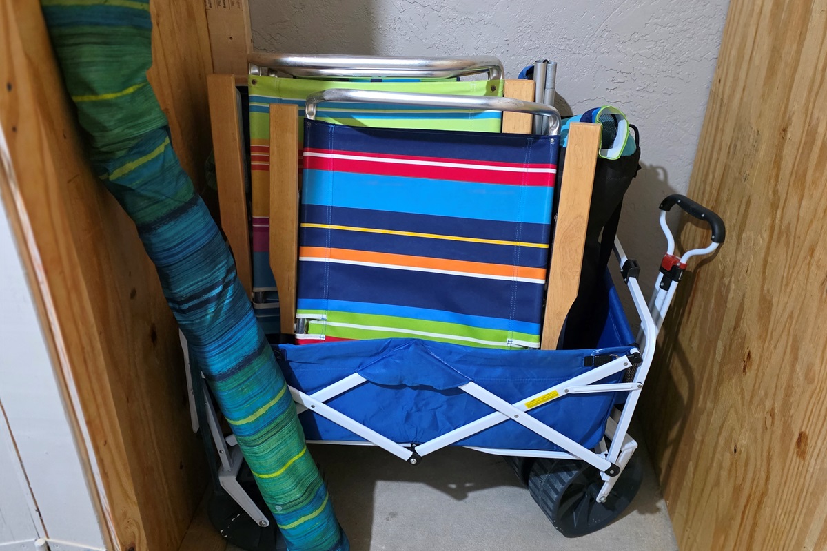 Beach stuff! Chairs, umbrella and wagon