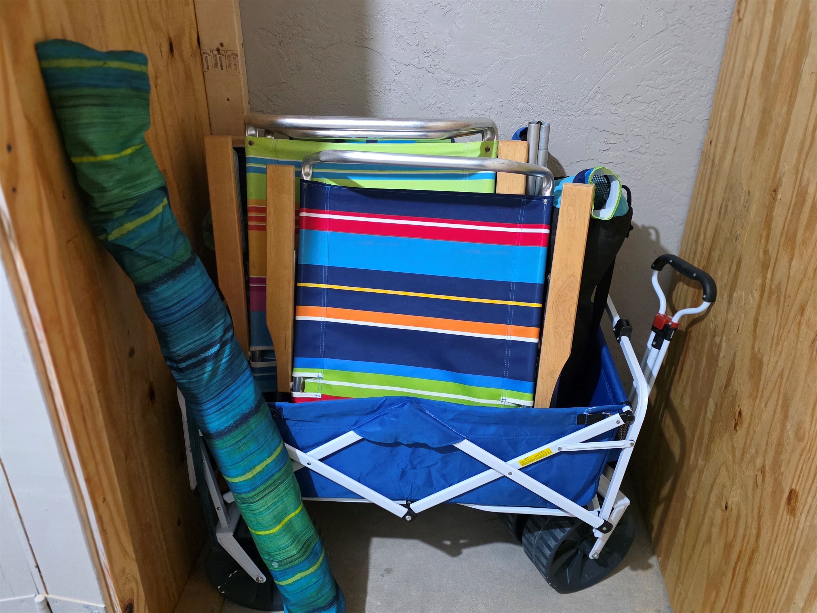 Beach stuff! Chairs, umbrella and wagon