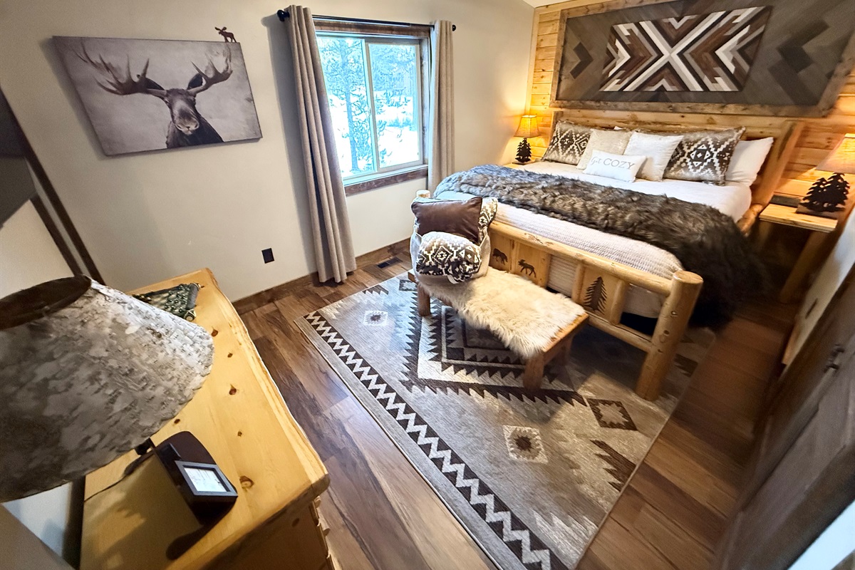 Main floor Master | King bed. Equipped with a Smart TV, premium pillows/linens, room-darkening curtains, ceiling/window fans, charging stations, bedside lamps, extra blankets and pillows, dres