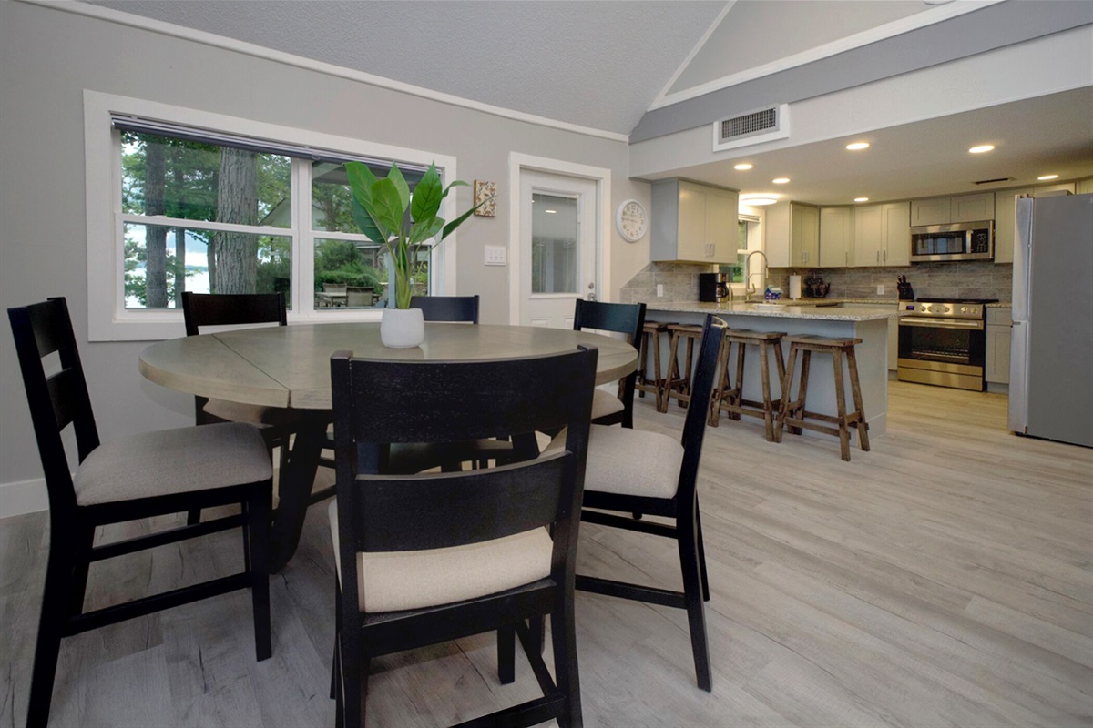 Dining Area with seating for 6 and additional seating for 4 at breakfast bar