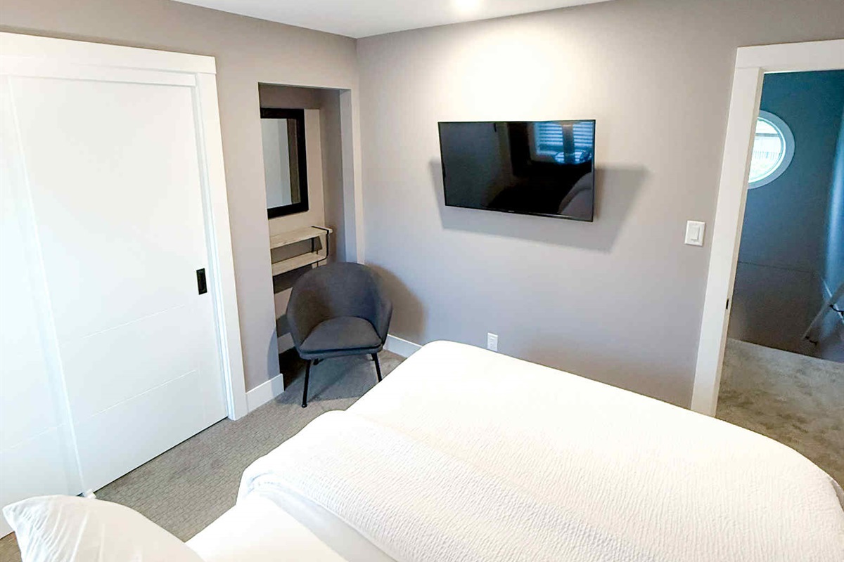 Queen bed. Streaming  TV.