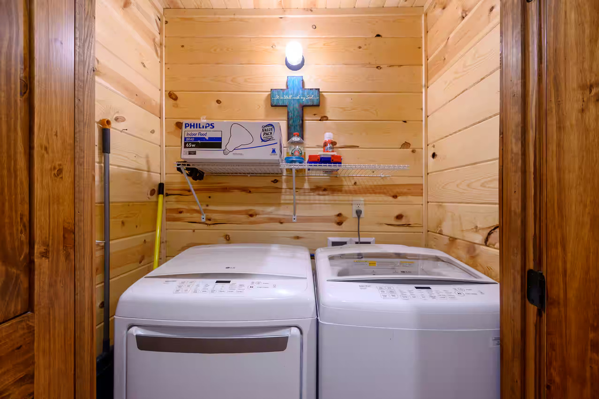 Laundry Room: Convenient appliances in a charming wood-paneled space for hassle-free stays!
