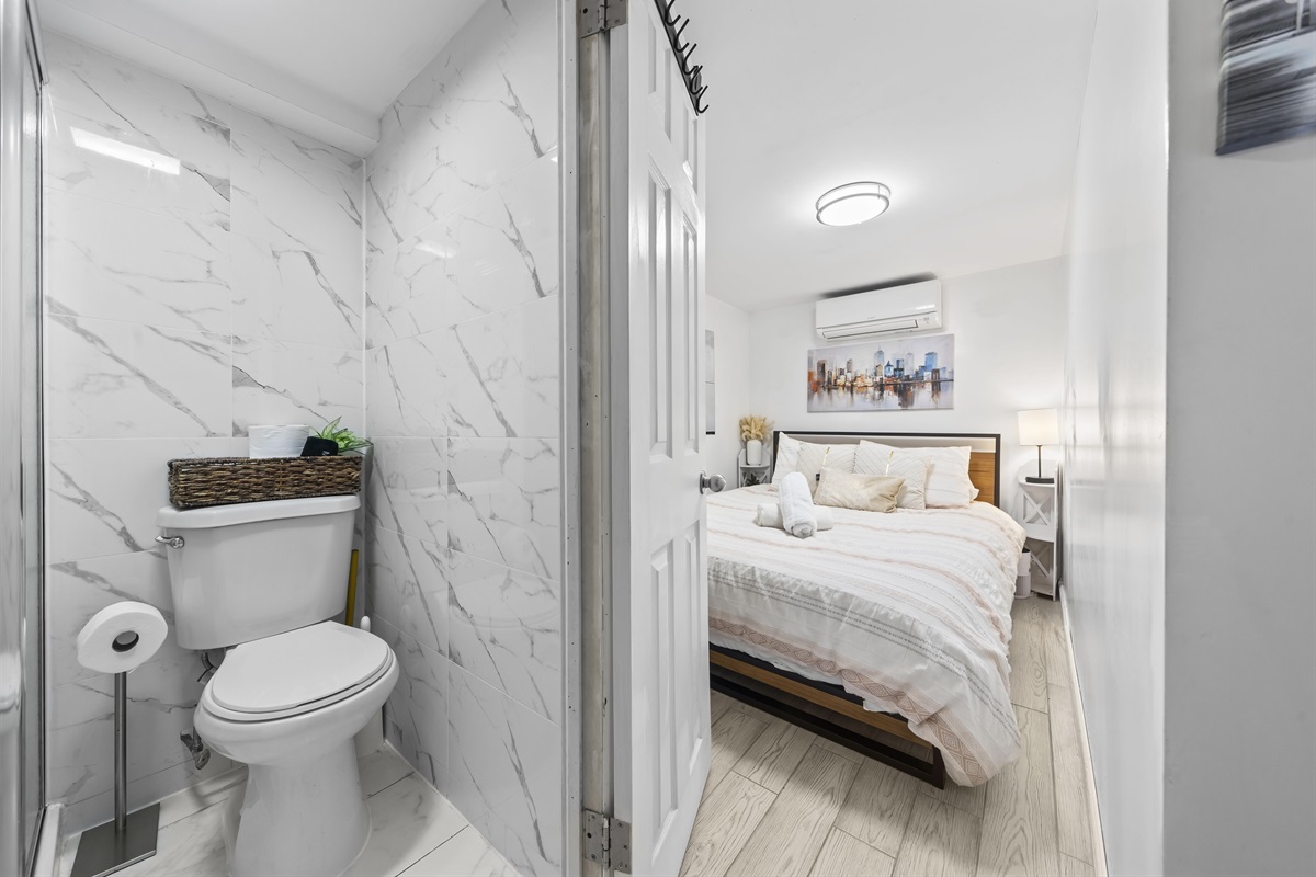 Move seamlessly from bed to bath in a setup that keeps mornings smooth and stress free.