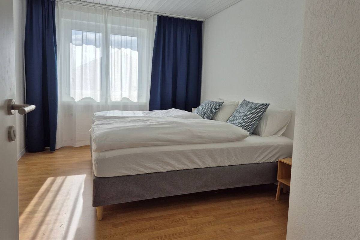 Bedroom 2: Two boxspring beds (90x200 cm each) that can be either pushed together to form a king sized bed or pushed apart to create 2 twin beds. The bedroom also features a wardrobe / closet.