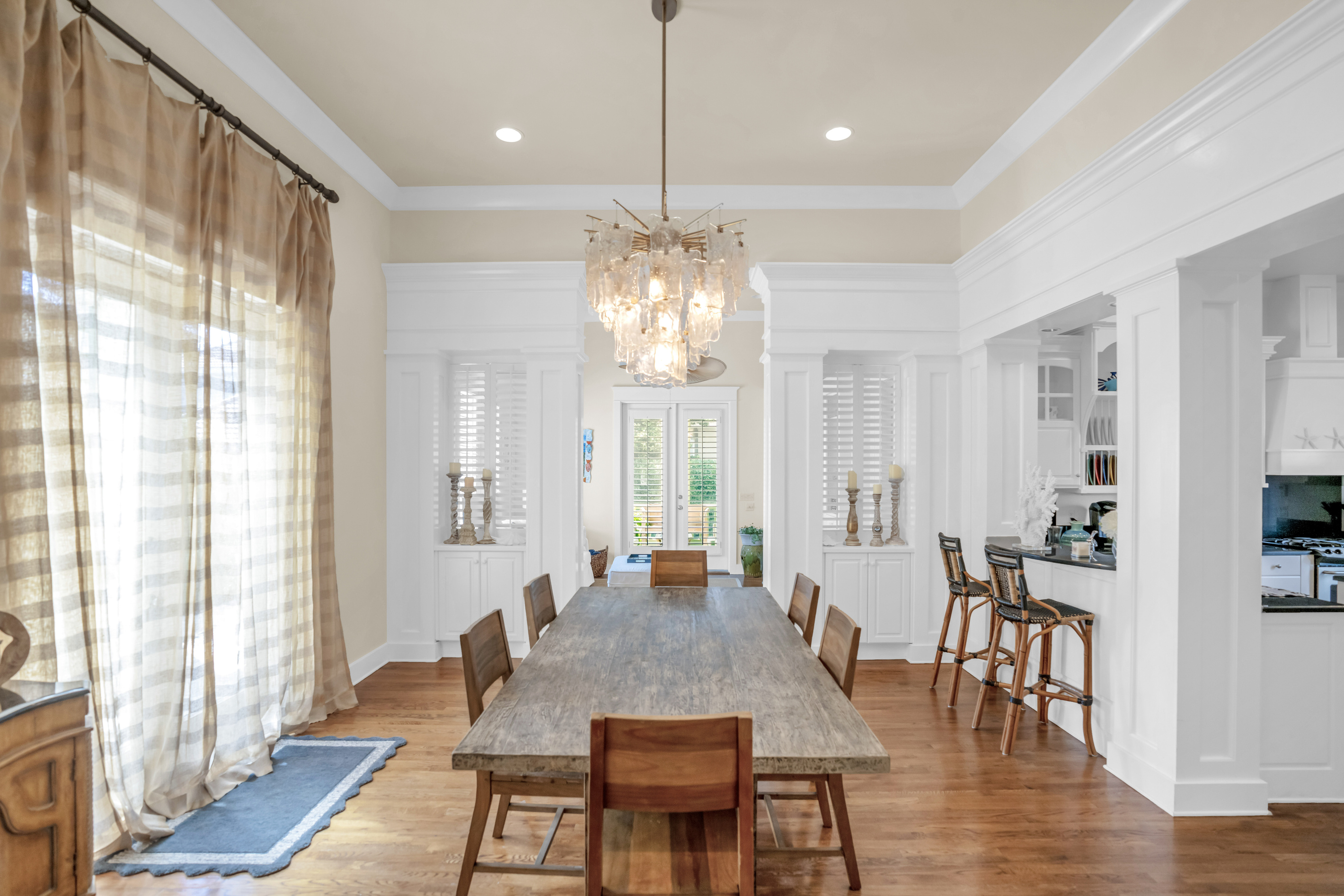 Dining table with 6 seats.