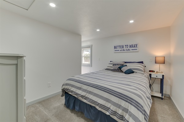 Middle bedroom (queen)