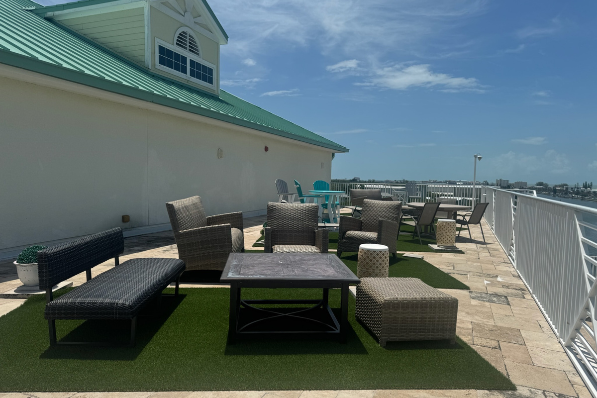 PRIVATE Sundeck