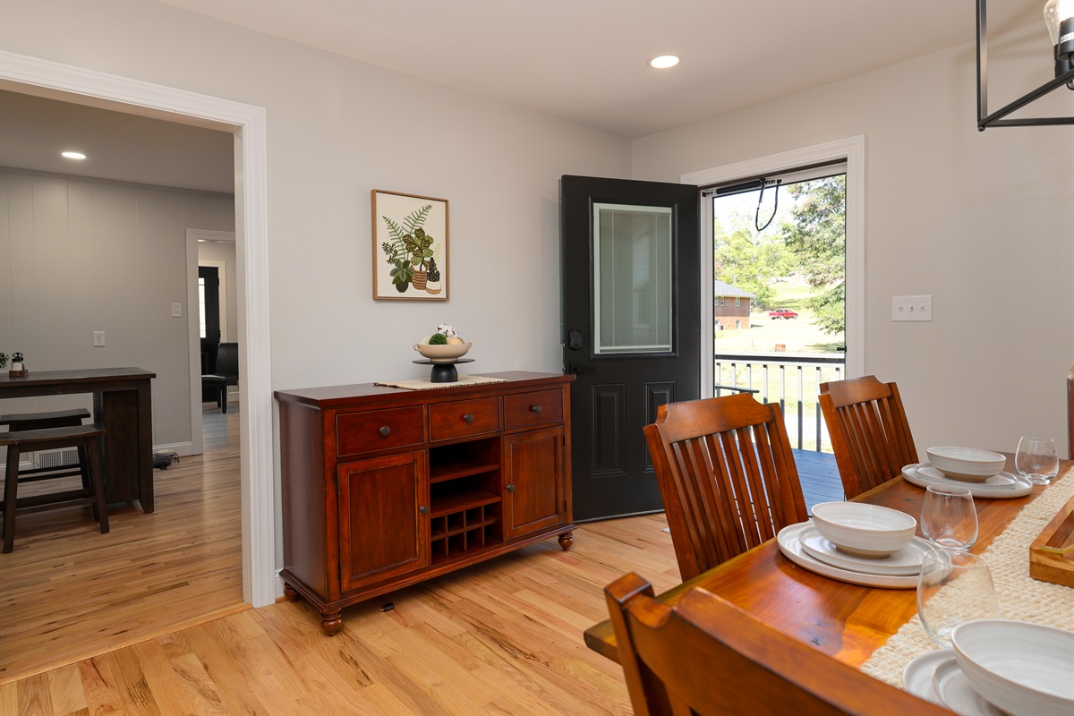 Dining Room seats 6