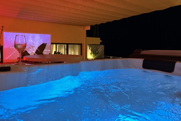 Treasure your moments with us! Indulge in our jacuzzi, unwind to soothing melodies, immerse yourself in our vast projection screen, savor drinks, and embrace the night – all exclusively for you! Life's beauty awaits at Casa Folimanka.