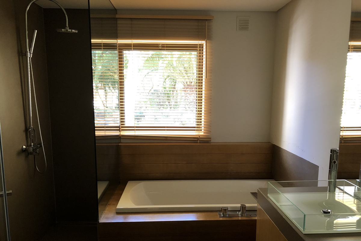 Casa do Prado Bathroom Style.
All bedrooms have private bathrooms with windows to the garden. The master bathroom features a bathtub, walk-in shower, and a large countertop with his & hers sinks. 