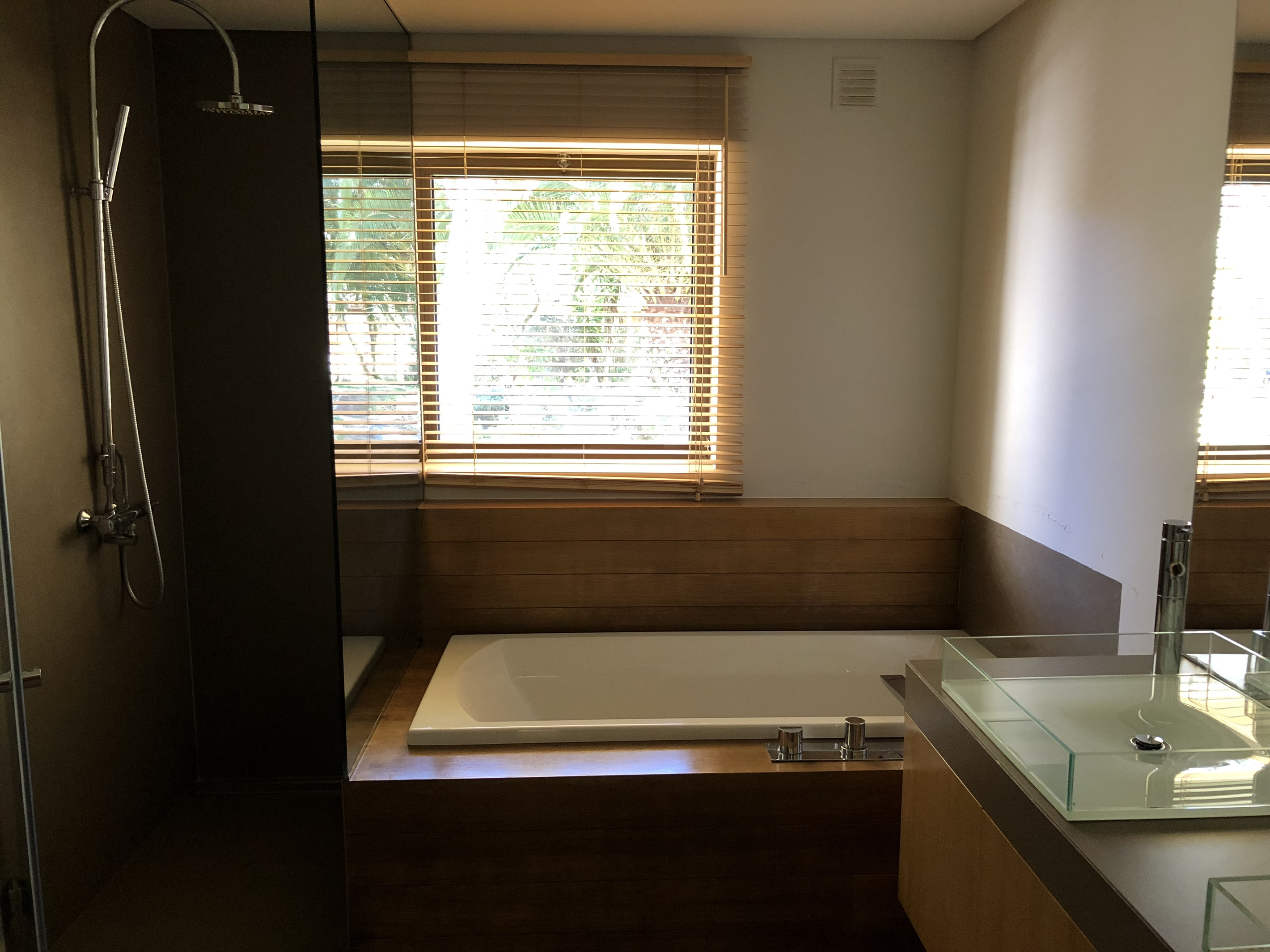 Casa do Prado Bathroom Style.
All bedrooms have private bathrooms with windows to the garden. The master bathroom features a bathtub, walk-in shower, and a large countertop with his & hers sinks. 