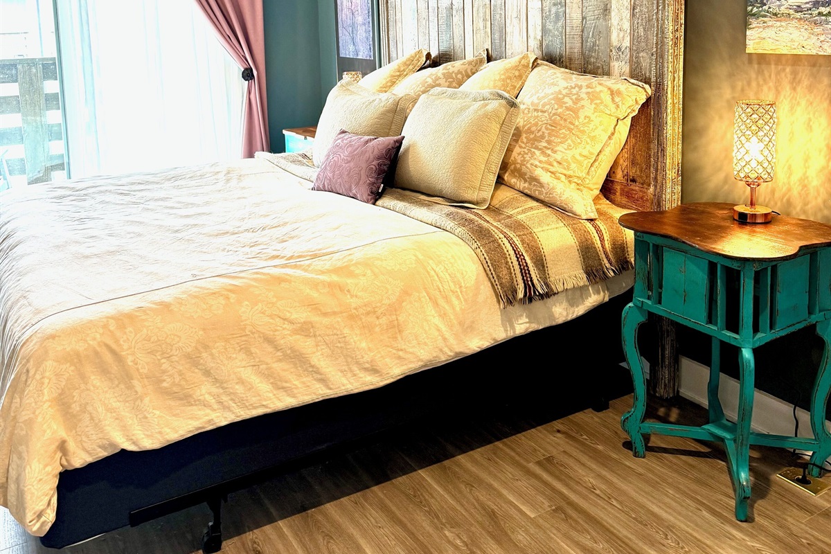 King bed with en suite bath and balcony