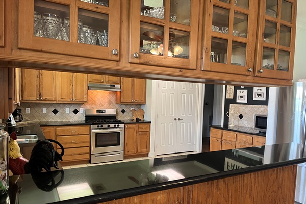 Pass through sit down countertop between kitchen and dining area.