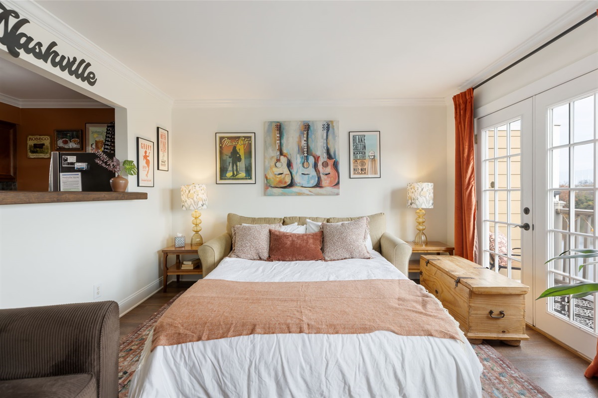 Additional sleeping in the queen size pullout sofa