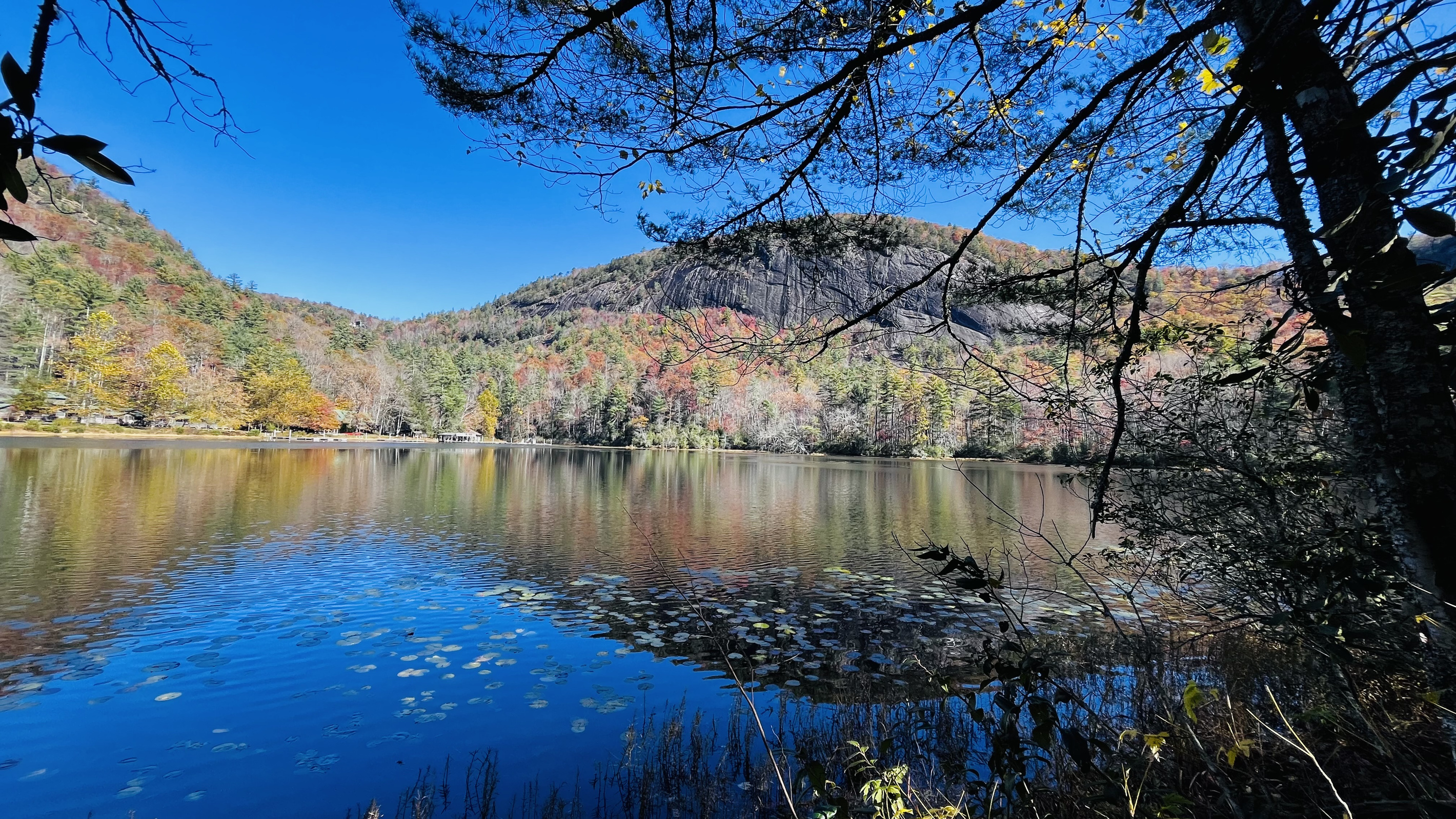 A stroll around Fairfield Lake (3 miles) affords lovely views.