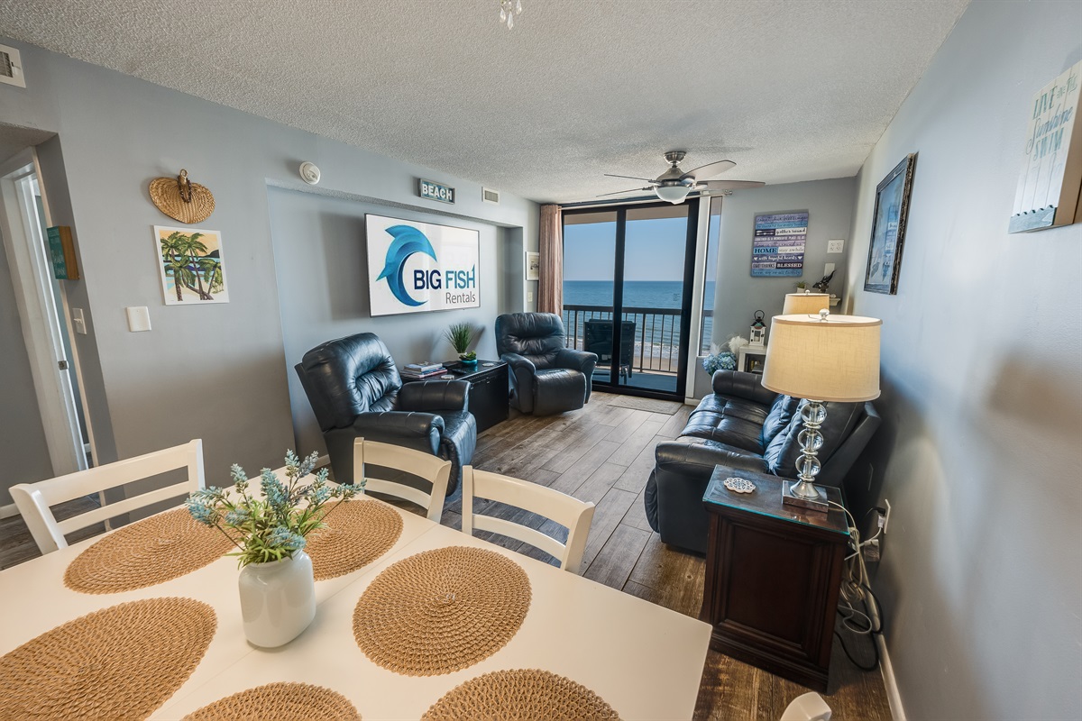 Living Room with Stunning Views🌊☀️