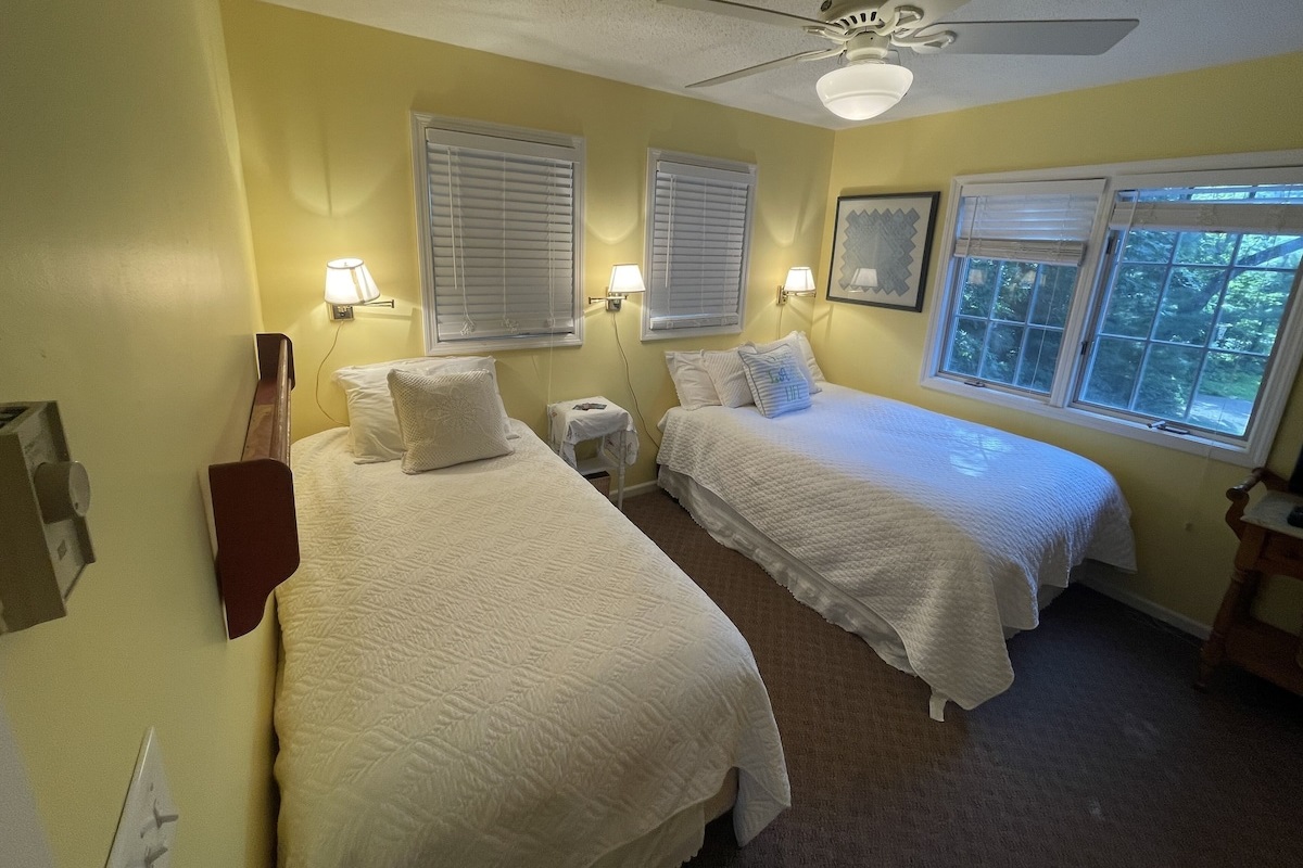 Upper Bedroom - 2 Twin Beds with tv and Jack and Jill bathroom