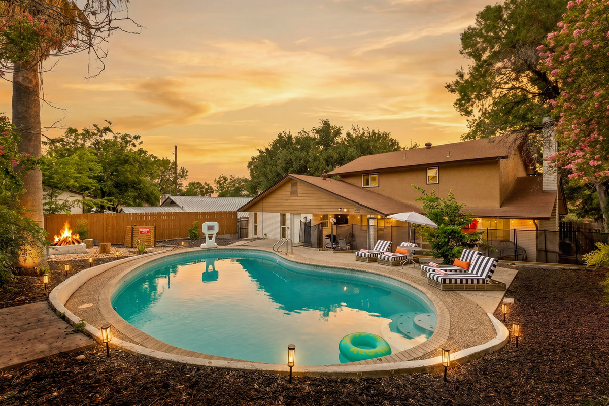 Spacious private pool with lounge chairs—perfect for sunny days ☀️💦
