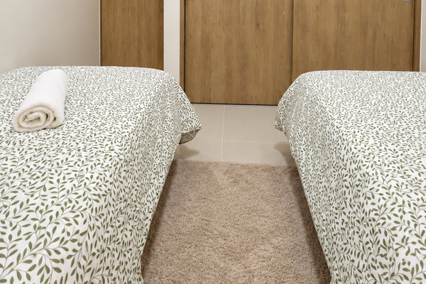 Third bedroom with two twin beds, perfect for kids or friends, plus A/C, ambient lighting, and a closet with built-in drawers for storage. 🛏️🛏️✨