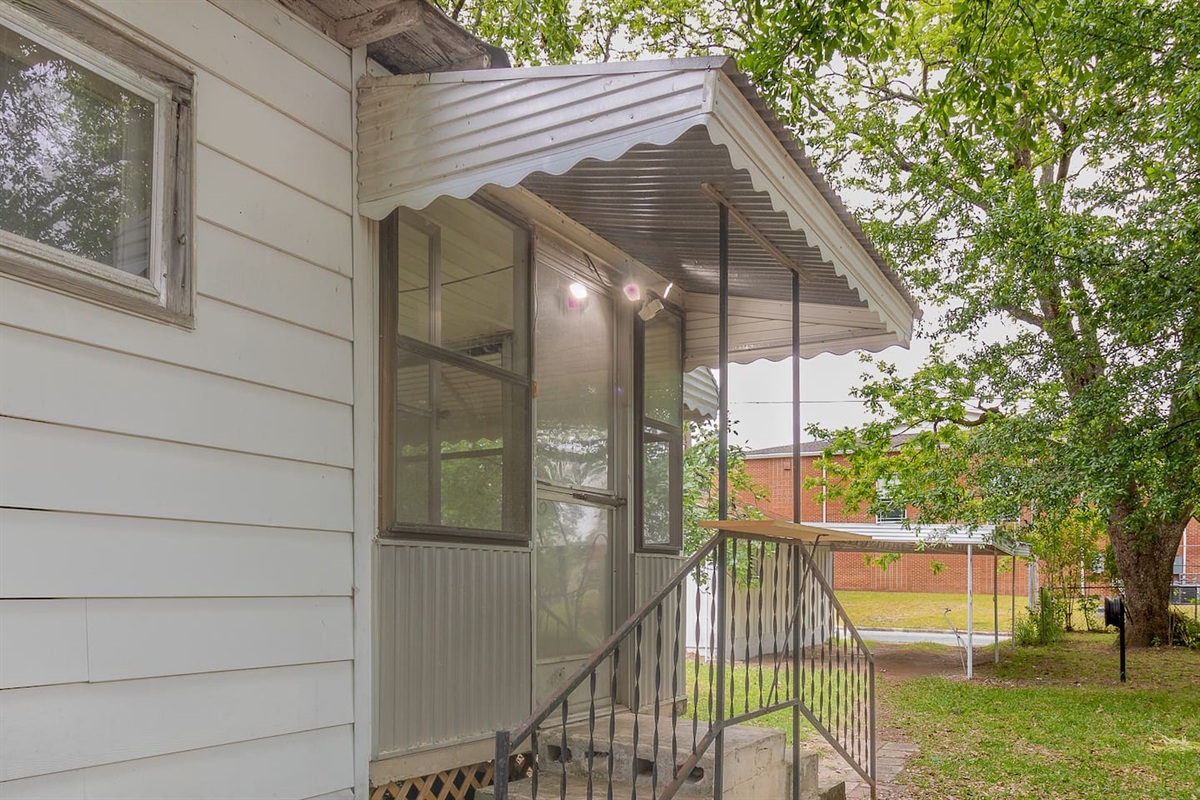 Entry way into solarium/covered porch. 
